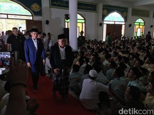 Di Mojokerto, Jokowi Tunjukkan Video Moge Jumping ke Santri Ponpes