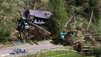 Sebuah rumah di Atsuma, Jepang, hancur akibat longsor. Kyodo/via REUTERS.