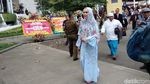 Mesranya Kartika Putri dan Habib Usman, Gandengan Terus!