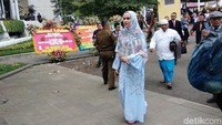 Habib Usman awalnya tampak sibuk menyapa rekannya hingga meninggalkan Kartika Putri.
