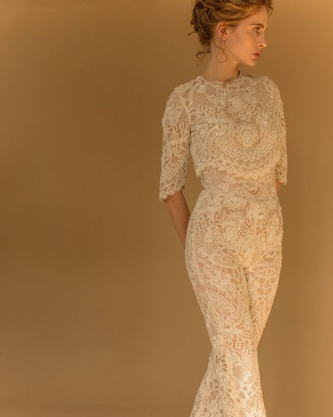 Anda yang ingin mengenakan jumpsuit di hari pernikaha bisa mempertimbangkan material renda nan romantis dan feminin. Foto: Pinterest