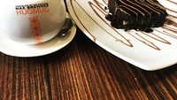 Bukti lain Lia doyan kulineran nih. Saat di Melbourne ia mencicip cake cokelat dan hot chocolate yang kelihatan nikmat banget. Foto: Instagram @lialukman