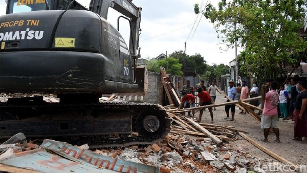 Prajurit TNI Bersama Warga Bersihkan Puing-puing Rumah di Lombok