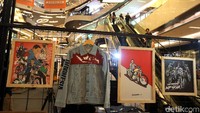 Jaket bertuliskan Indonesia juga dipamerkan di samping motor. Jaket tersebut sama persis dengan yang dikenakan Jokowi saat mengendarai motor chopper.