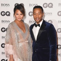 Sang istri pun tak kalah modisnya. Dengan gaun Labourjoisie bermodel kaftan yang hadir dengan belahan dada rendah dan detail fringe, Chrissy yang baru melahirkan anak keduanya Mei lalu memancarkan aura seksinya. (Foto: Getty Images)