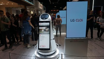 Mereka juga menghadirkan lini robot pembantunya, yaitu LG CLOi. Yang tampak pada gambar merupakan GuideBot. Foto: Muhamad Imron Rosyadi/detikINET
