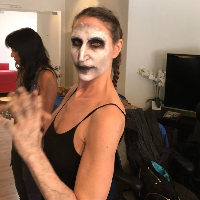 Sosok Valak diceritakan sebagai iblis biarawati dengan sosok yang sangat menyeramkan. Wajah dibuat putih dengan mata serta bibir yang hitam sukses menggambarkan setan yang bikin jantung dag dig dug ketika penampakannya tiba-tiba muncul. Lalu seperti apa sih sosok asli Bonnie Aarons. Foto: Instagram ( @bonnieaarons1)