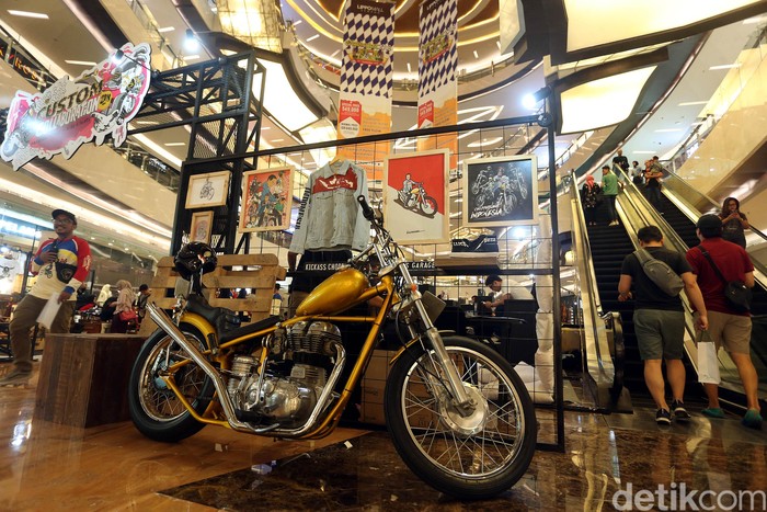 Costum Collaboration digelar di Lippo Mall Kemang, Jakarta Selatan pada 6-9 September 2018. Replika motor chopper Presiden Jokowi turut dipamerkan.
