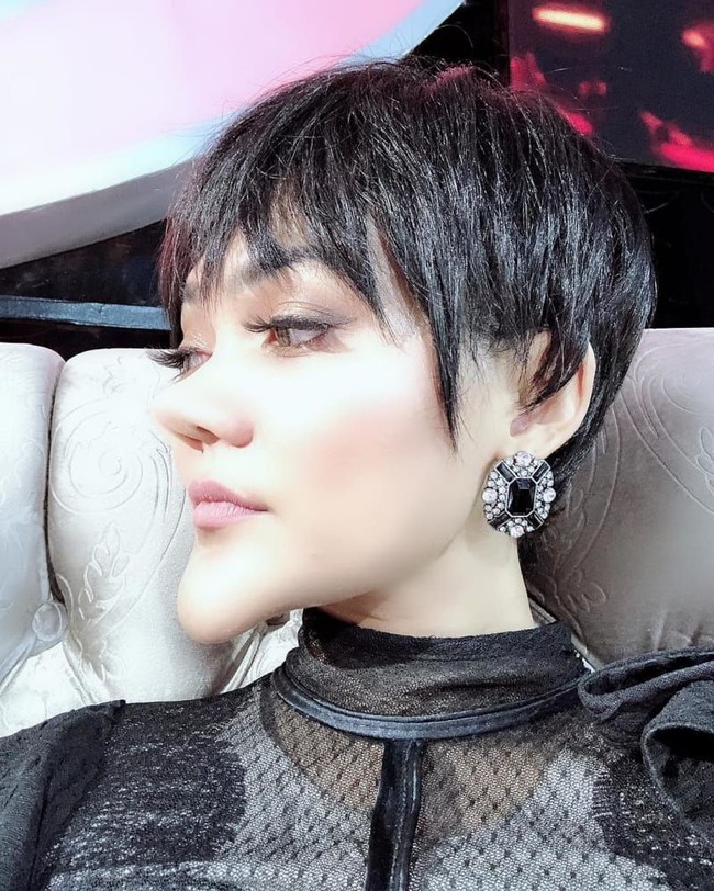 Tren ini kemudian diikuti Rina Nose yang membuat dagunya jadi super lancip seperti nenek sihir. Hidungnya pun ia edit jadi lebih kecil dan mancung. Foto: Instagram