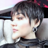 Tren ini kemudian diikuti Rina Nose yang membuat dagunya jadi super lancip seperti nenek sihir. Hidungnya pun ia edit jadi lebih kecil dan mancung. Foto: Instagram