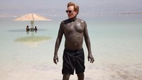 Conan juga melumpuri tubuhnya dengan lumpur saat berada di Dead Sea, Israel. (teamcoco/Instagram)