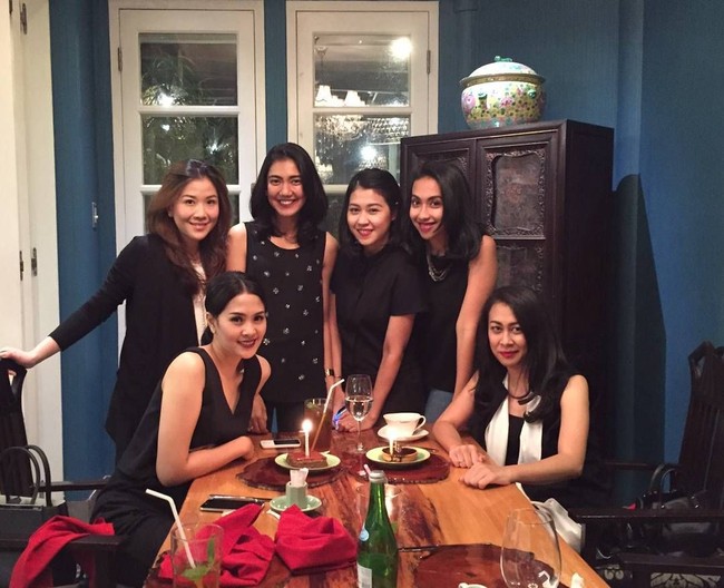 Pose Cantik Lia Lukman Saat Makan Cake, hingga Etiket Makan ala China