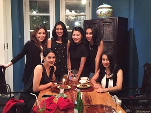 Pose Cantik Lia Lukman Saat Makan Cake, hingga Etiket Makan ala China