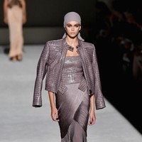 Kaia Gerber juga termasuk dalam deretan model Tom Ford malam itu. Ia beraksi dalam balutan gaun ungu dengan rok berbahan fringe atau rumbai yang dipadu dengan jaket kulit berwarna senada. (Foto: Getty Images)