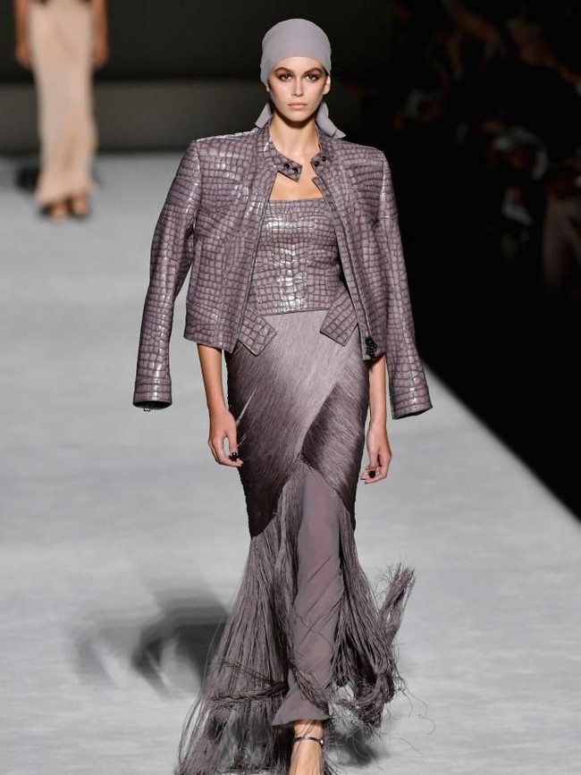 Kaia Gerber juga termasuk dalam deretan model Tom Ford malam itu. Ia beraksi dalam balutan gaun ungu dengan rok berbahan fringe atau rumbai yang dipadu dengan jaket kulit berwarna senada. (Foto: Getty Images)