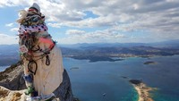 Selain main ke pantai, traveler juga bisa hiking, sekaligus menikmati pemandangan Sardinia dari ketinggian (Visit Sardinia/Facebook)