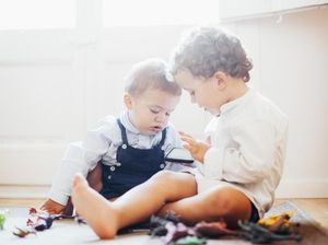 7 Cara Supaya Kakak dan Adik Selalu Rukun