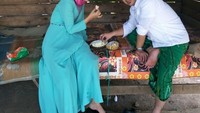 So sweet, Gus Yasin berduaan sama istri lagi asyik makan duren di Pekalongan. Gayeng bareng istri tercinta, tulisnya. Foto: instagram @tajyasinmz