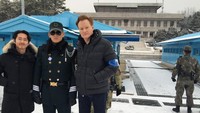 Conan juga mengabadikan momennya saat syuting di perbatasan Korea Utara dan Korea Selatan. (teamcoco/Instagram)
