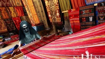 Demi keberlangsungan hidupnya, begini ya cara Valak mencari uang. (Foto: Internet)