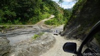 Di sela-sela Ekspedisi Bumi Cendrawasih 2018 ada kisah salah satu sopir mobil 4x4 bisa dibilang amat mengagumkan. Potret jalan menuju Pegaf yang masih belum diaspal dan belum ada jembatan di beberapa sungai (Masaul/detikTravel)