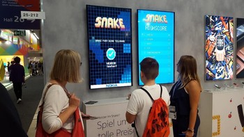 Nokia membawa nuansa jadul dengan menghadirkan game Snake yang sangat terkenal di masanya. Foto: Muhamad Imron Rosyadi/detikINET