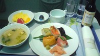 Tak kalah menarik, penumpang kelas bisnis Korean Air bisa mencicip sajian Asia enak. Ada sup miso sushi dan potongan buah segar yang memuaskan. Foto: Mroach/Flickr