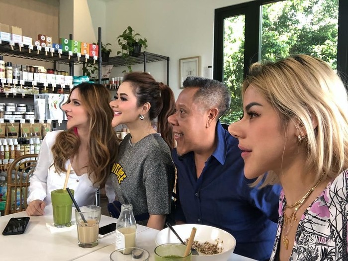 Nia Ramadhani, Vega Darwanti, Tukul Arwana dan Jessica Iskandar ikut tren OpChallenge di Instagram.Foto: Instagram Nia Ramadhani, Vega Darwanti, Tukul Arwana dan Jessica Iskandar ikut tren OpChallenge di Instagram.Foto: Instagram