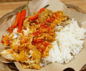 Sajian Ayam  dengan Aneka Sambal yang Pedas Menggigit