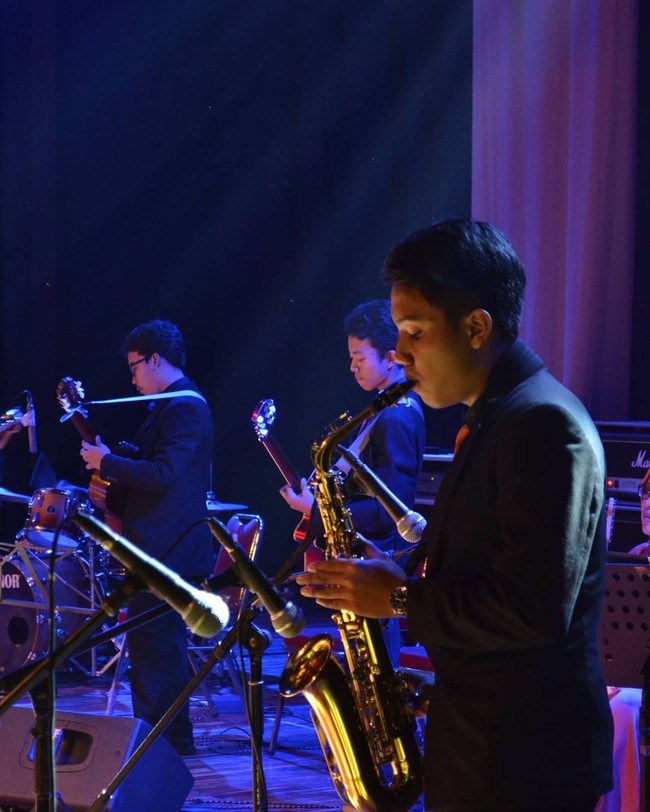 Tak hanya pintar di dunia akademis, Eril juga cukup cakap dan berbakat di bidang musik. Foto: Instagram