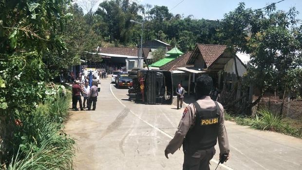 Truk Brimob yang terguling