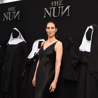 Inilah sosok pemeran Valak dalam film The Conjuring dan The Nun, Bonnie Aarons. Saat hadir di premier film The Nun di TLC Chinese Theaatre, Hollywood, California, Selasa (4/9/2018), penampilan Bonnie jauh dari menyeramkan seperti saat dia menjadi Valak. (Foto: Getty Images)