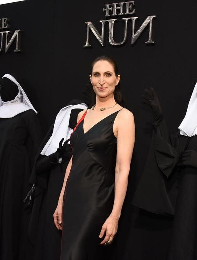 Inilah sosok pemeran Valak dalam film The Conjuring dan The Nun, Bonnie Aarons. Saat hadir di premier film The Nun di TLC Chinese Theaatre, Hollywood, California, Selasa (4/9/2018), penampilan Bonnie jauh dari menyeramkan seperti saat dia menjadi Valak. (Foto: Getty Images)