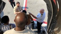 Sejumlah penumpang lainnya dievakuasi tim medis Amerika Serikat dan melakukan serangkaian tes kesehatan setelah keluar dari pesawat. Larry Coben/via Reuters.