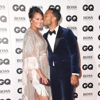 Terima kasih untuk istriku yang hebat. Dia adalah alasanku bangun setiap pagi, ujar John membuka pidato terima kasihnya. Di karpet merah, sejoli yang belum lama ini berlibur di Bali tak ragu untuk memakerkan kemesreaannya. (Foto: Getty Images)