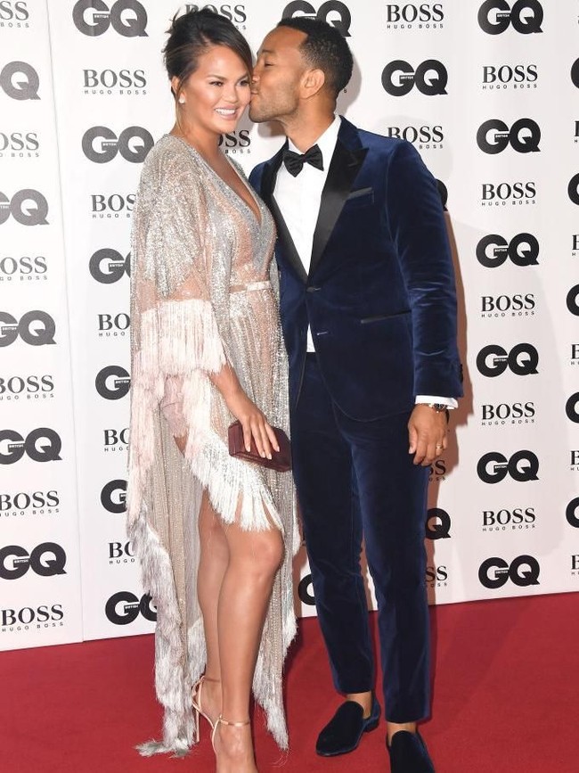 Terima kasih untuk istriku yang hebat. Dia adalah alasanku bangun setiap pagi, ujar John membuka pidato terima kasihnya. Di karpet merah, sejoli yang belum lama ini berlibur di Bali tak ragu untuk memakerkan kemesreaannya. (Foto: Getty Images)