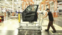 Pekerja menyiapkan pintu New MINI Countryman.