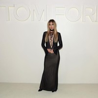 Model Sukiwaterhouse juga menunjukkan batang hidungnya. Gaun seksi dengan aksen temali di area dada menjadi pilihan mantan kekasih aktor Bradley Cooper itu. (Foto: Getty Images)