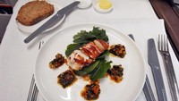 Dari Australia ada Qantas yang punya menu 8-course untuk penumpang kelas satu. Suguhan menunya bak fine dining seperti lobster cocktail, caviar dan daging domba! Foto: Richard Moross/Flickr