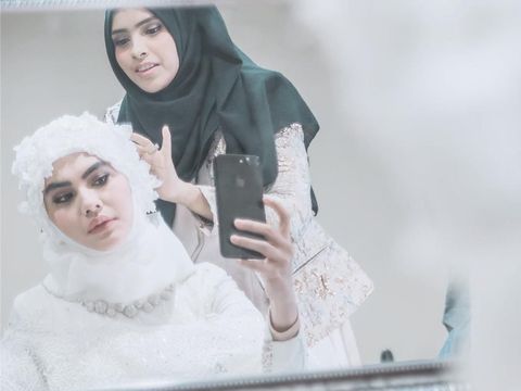 Gaya Kartika Putri Pakai Baju Pengantin Hijab, Bikin Pangling