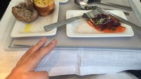 Jalan-jalan naik kelas bisnis Air New Zealand dijamin bisa puaskan selera. Menu ringannya enak seperti salmon gravadlax dengan buah bit. Foto: gypsytel