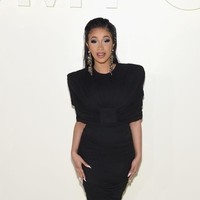 Rapper Cardi B termasuk dalam daftar tamu VIP untuk fashion show yang digelar di Park Avenue Armory di New York City, New York, AS, Rabu (5/9/2018). Biasa tampil seduktif dengan busana terbuka, Cardi yang baru melahirkan anak pertamanya belum lama ini, bergaya elegan dalam balutan gaun hitam Tom Ford. (Foto: Getty Images)