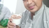 Wah Gus Yasin ini suka ngemil es krim juga ternyata. Satu cup es krim cokelat tengah asyik dinikmati. Foto: instagram @tajyasinmz