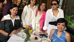 Cantik Menawan, Ini Istri Lukman Sardi Saat Kulineran Bareng Teman
