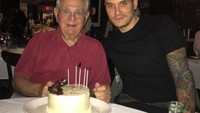 Penyanyi berusia 40 tahun ini, tetap dekat dengan sang ayah. Ia bahkan merayakan ulang tahun sang ayah yang ke-90, lengkap dengan cake dan irisan cokelat di atasnya. Foto: Instagram @johnmayer