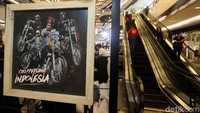 Beberapa lukisan bergambar Jokowi sedang mengendarai motor chopper juga dipamerkan.