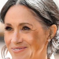 Begini kira-kira wajah Meghan Markle 25 tahun mendatang. Terlihat kerutan yang dalam di sudut mata, jelasnya garis senyum, dan rambutnya pun terlihat memutih. Dr Julian De Silva, sang penemu, menjelaskan bahwa software ini menggunakan algoritma yang kompleks untuk menganalisa wajah seseorang. Foto: Dok. Daily Mail