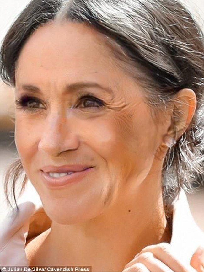 Begini kira-kira wajah Meghan Markle 25 tahun mendatang. Terlihat kerutan yang dalam di sudut mata, jelasnya garis senyum, dan rambutnya pun terlihat memutih. Dr Julian De Silva, sang penemu, menjelaskan bahwa software ini menggunakan algoritma yang kompleks untuk menganalisa wajah seseorang. Foto: Dok. Daily Mail