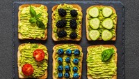 Alpukat memang enak disajikan dengan roti panggang. Bagi mereka yang sering sarapan dengan avocado toast, merupakan orang yang trendy dan suka makanan kekinian. Foto: iStock