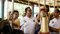 Salah satu wahana bermain yang dinaiki oleh Anies adalah wahana komidi putar atau carousel.